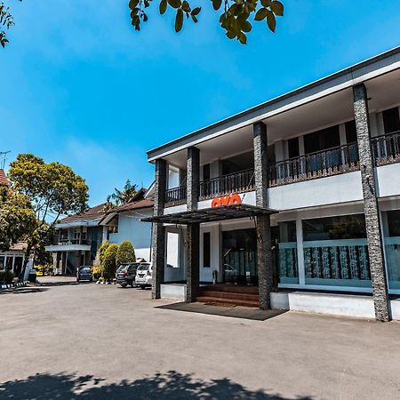 Super Oyo 686 Bunga Karang Hotel Bekasi Buitenkant foto