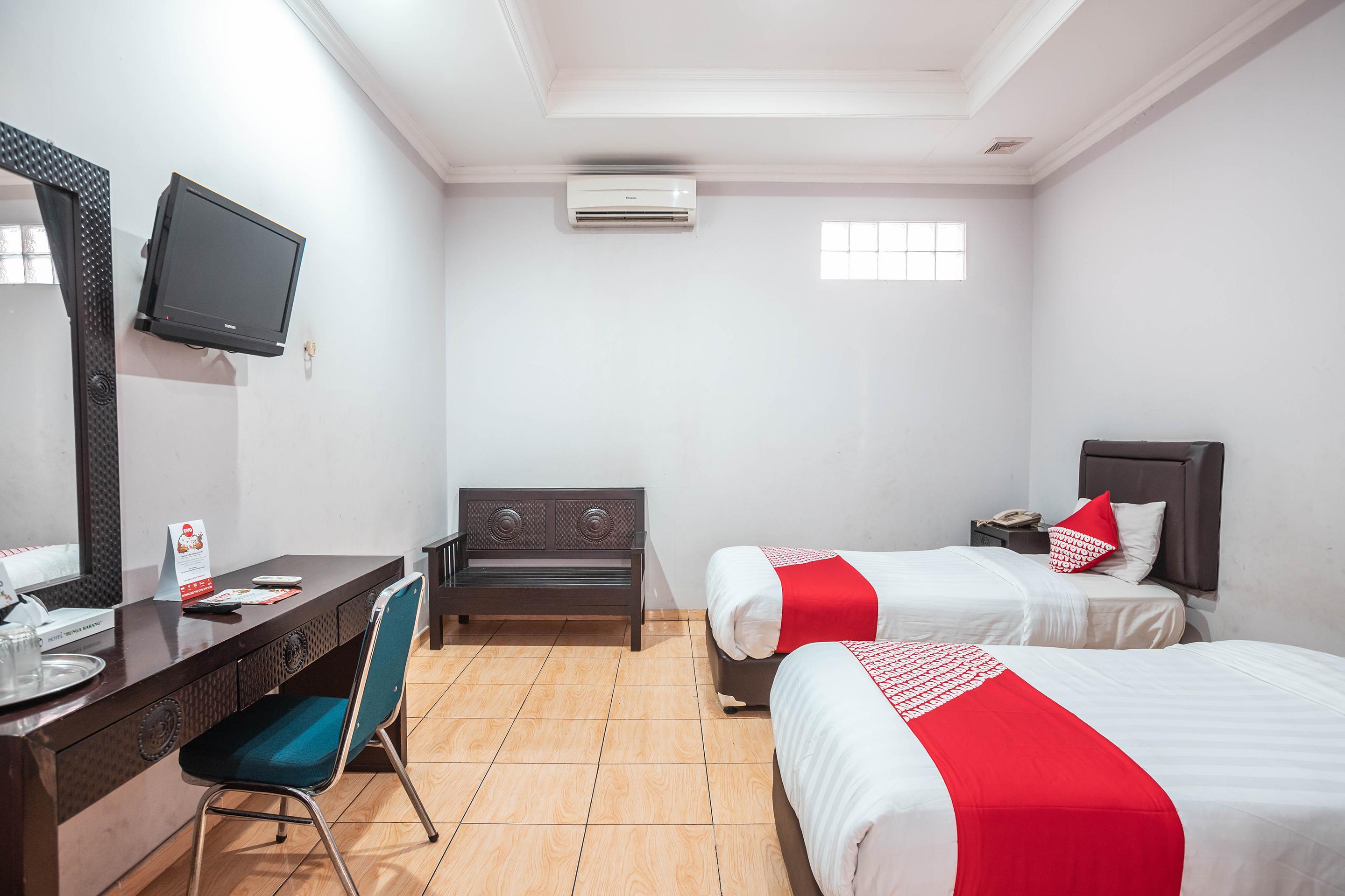 Super Oyo 686 Bunga Karang Hotel Bekasi Buitenkant foto