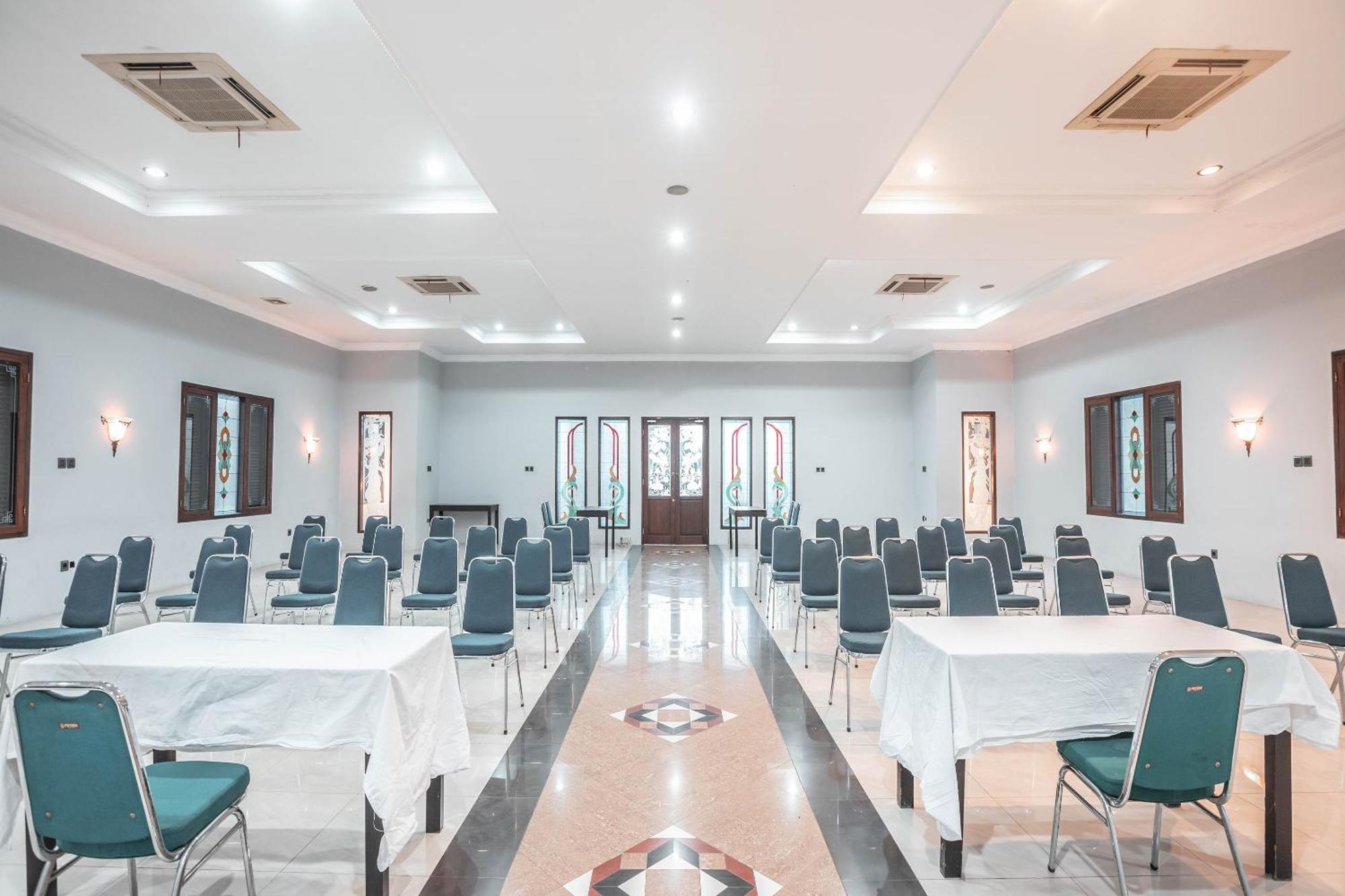 Super Oyo 686 Bunga Karang Hotel Bekasi Buitenkant foto