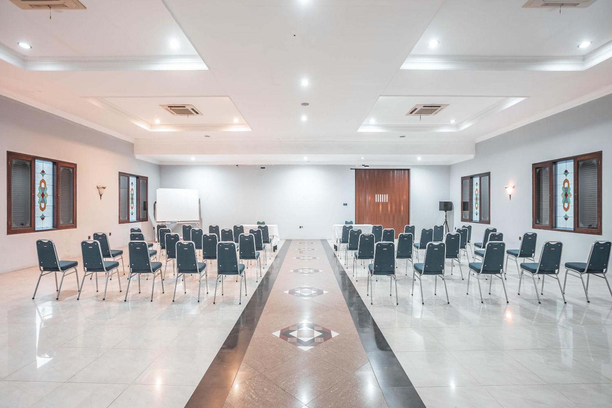 Super Oyo 686 Bunga Karang Hotel Bekasi Buitenkant foto